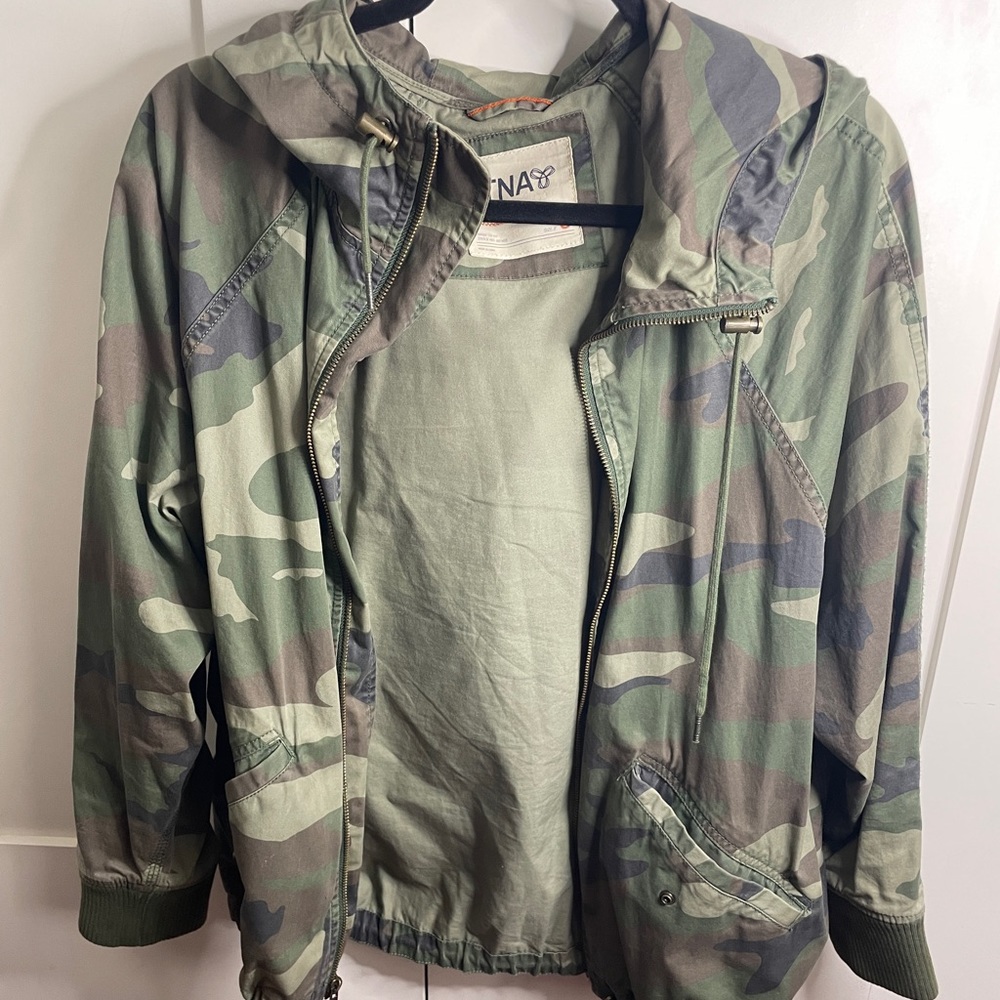 TNA / ARITZIA ARMY PRINT BOMBER JACKET